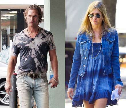 Matthew McConaughey y Jennifer Aniston luciendo tie dyes