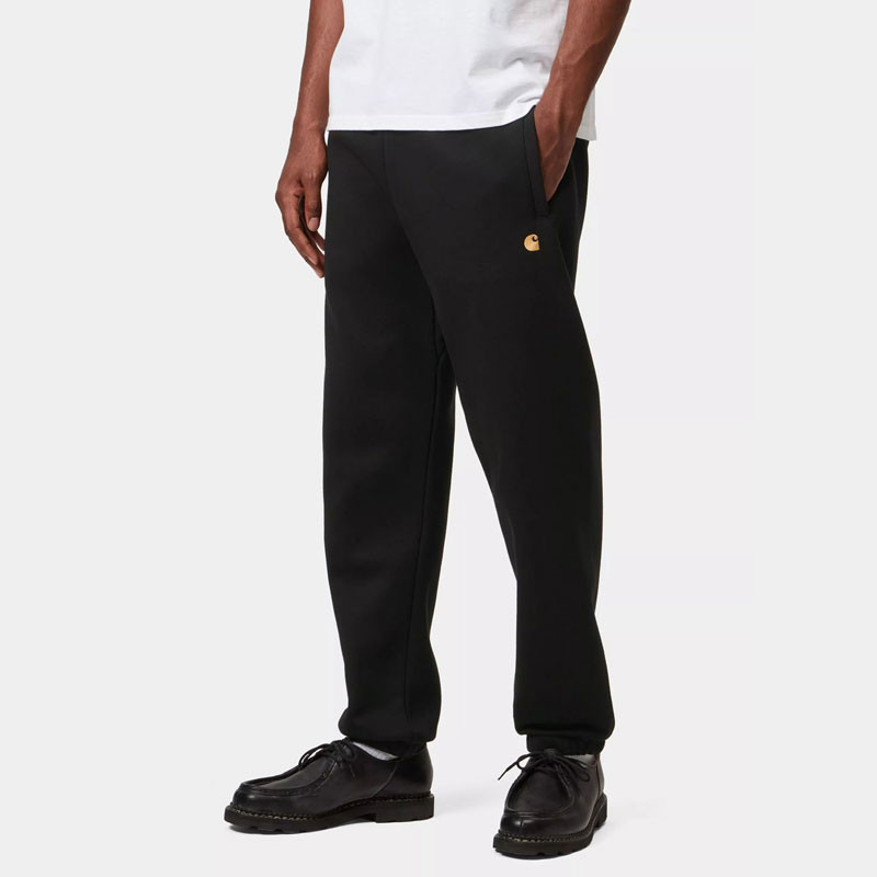 Pantalón Carhartt WIP: Chase Sweat Pant (Black Gold)