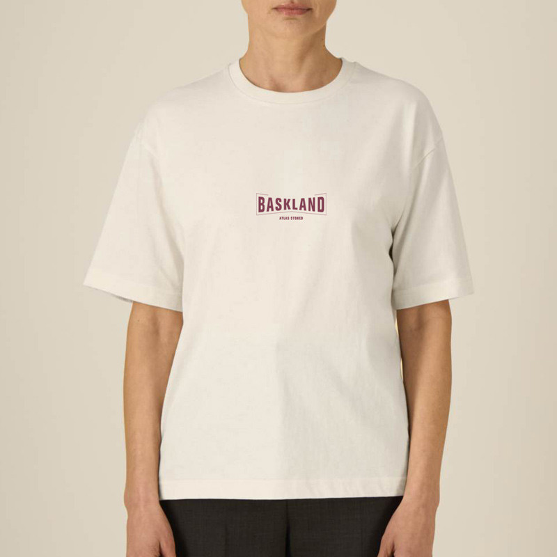 Camiseta Atlas: Baskland Boxy Tee (Natural Raw Burgundy)