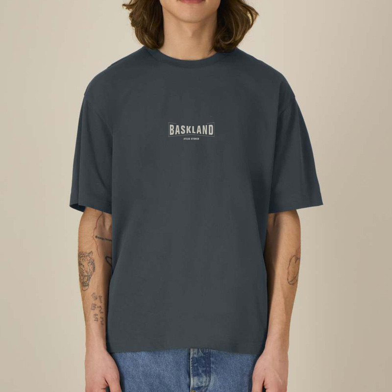 Camiseta Atlas: Baskland Boxy Tee (Indian Ink Grey Stone)