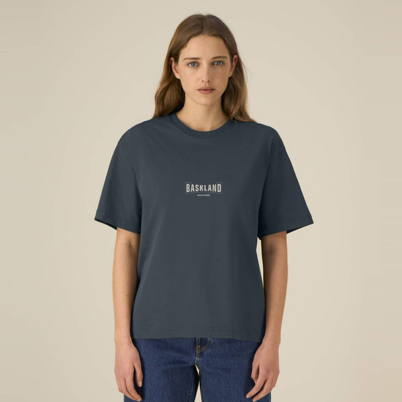 Camiseta Atlas: Baskland Boxy Tee (Indian Ink Grey Stone)