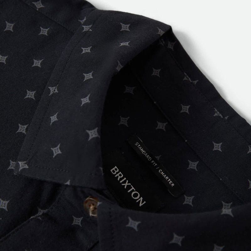 Camisa Brixton: Charter Print SS Wvn (Futur Gry Diam Til)