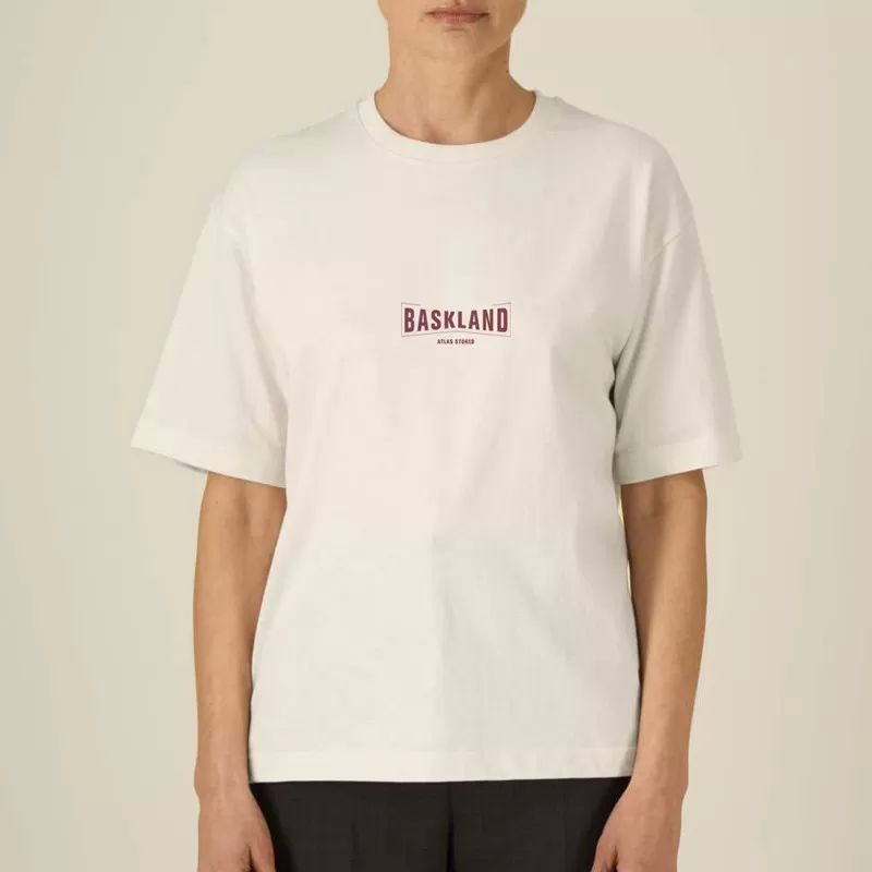 Camiseta Atlas: Baskland Boxy Tee (Natural Raw Burgundy)