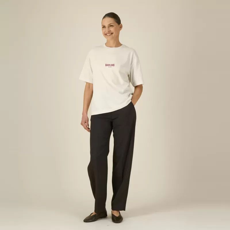 Camiseta Atlas: Baskland Boxy Tee (Natural Raw Burgundy)