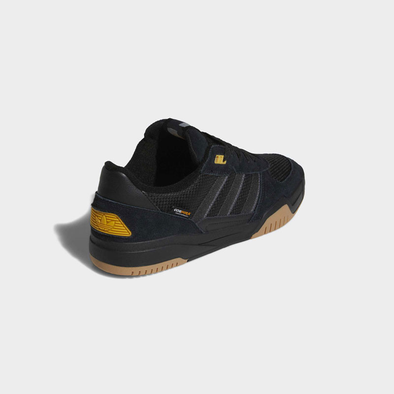 Zapatillas Adidas: Tekkira Cup (Carbon Carbon C Black)