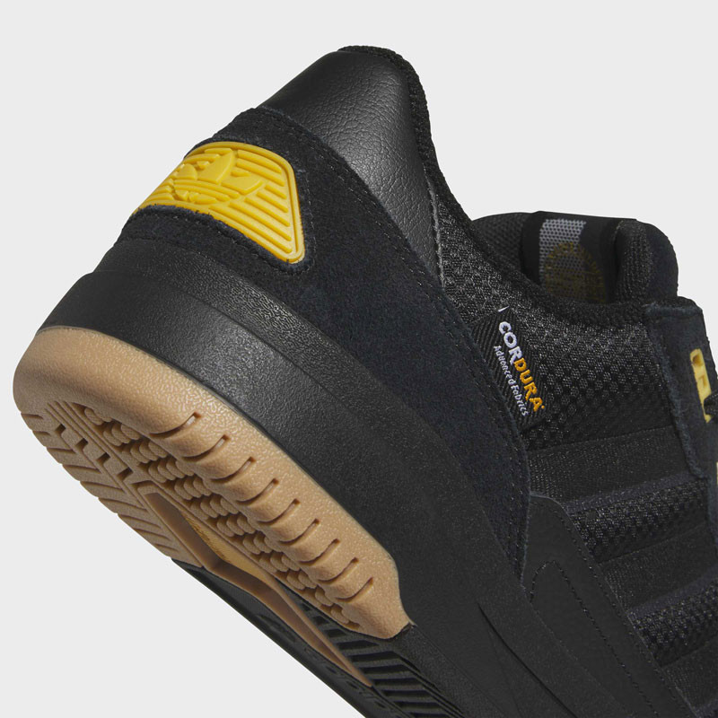 Zapatillas Adidas: Tekkira Cup (Carbon Carbon C Black)
