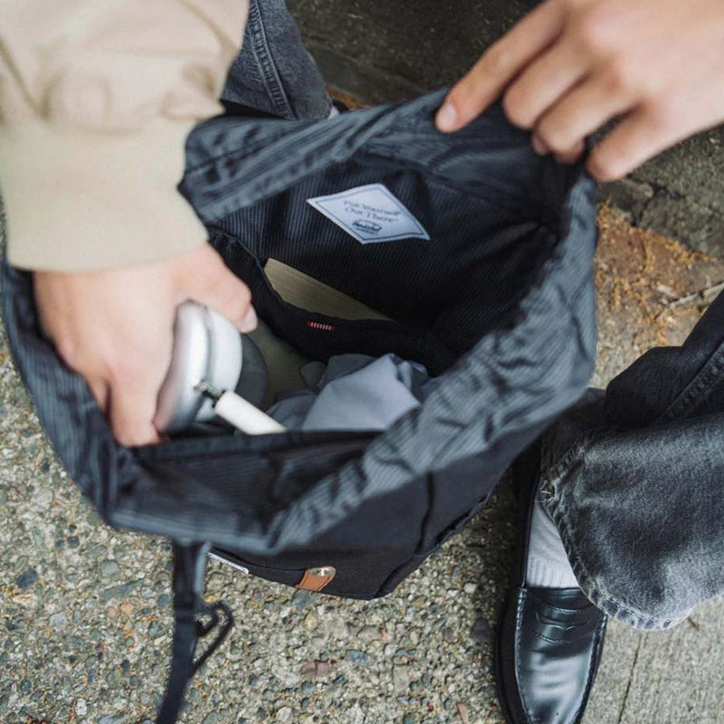 Mochila Herschel: Retreat Small Backpack (Black Tonal)