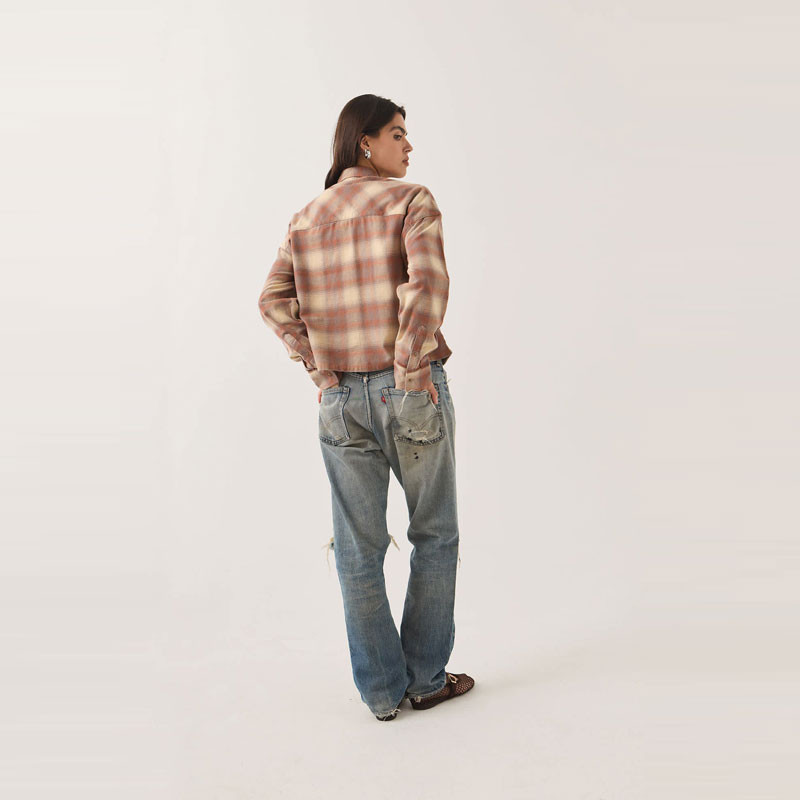 Camisa Brixton: Bowery Crop W LS Oversrt (Sft Tan Wdw Pld)