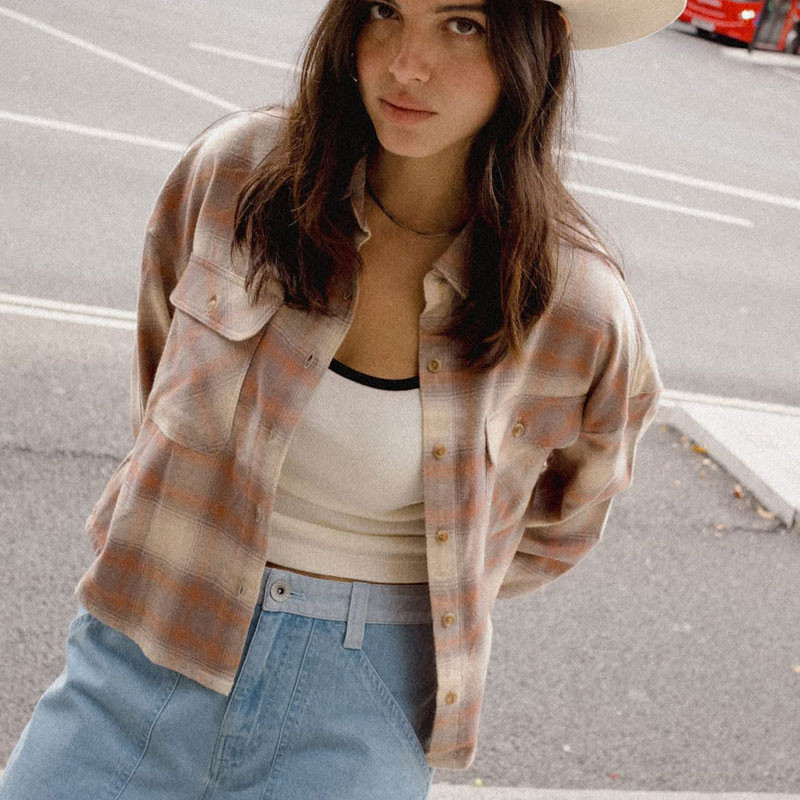 Camisa Brixton: Bowery Crop W LS Oversrt (Sft Tan Wdw Pld)