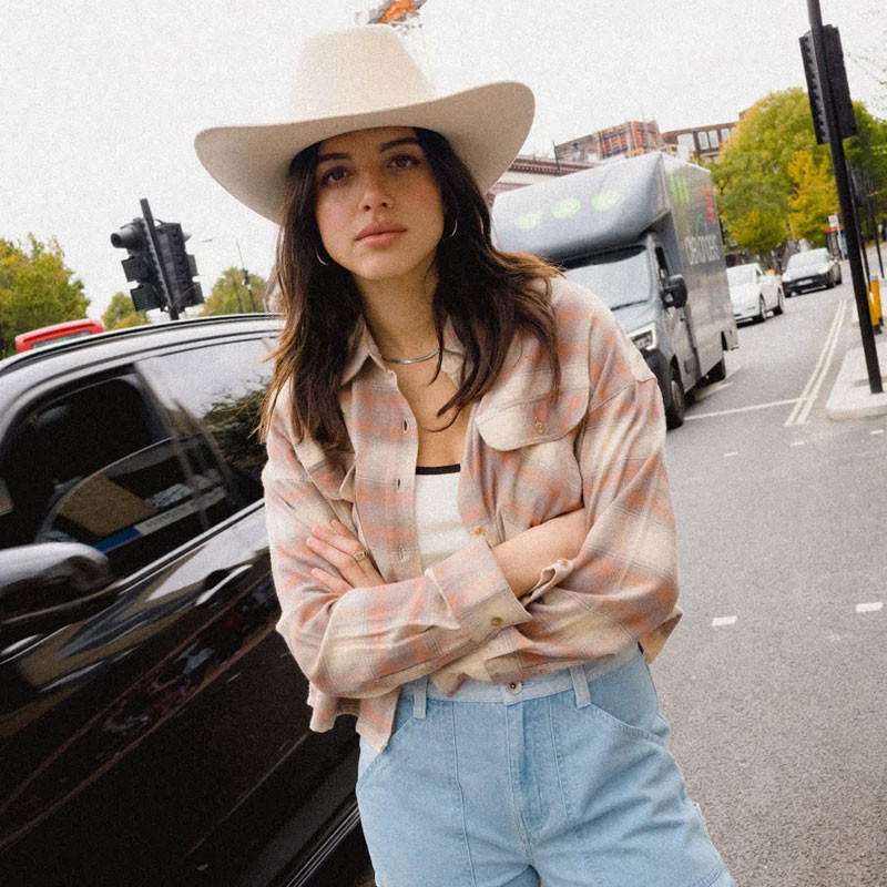 Camisa Brixton: Bowery Crop W LS Oversrt (Sft Tan Wdw Pld)
