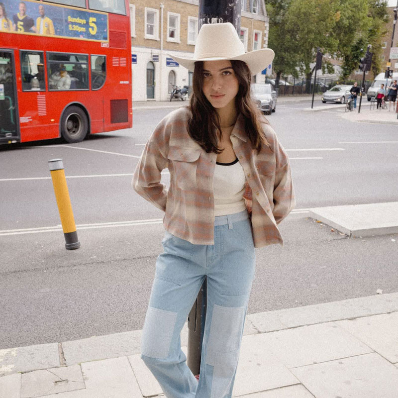 Camisa Brixton: Bowery Crop W LS Oversrt (Sft Tan Wdw Pld)