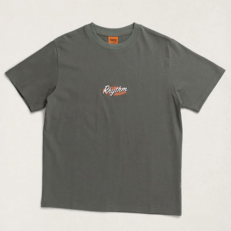 Camiseta Rhythm: Hallmark Hvy Vint Embroid SS (Silver Pine)