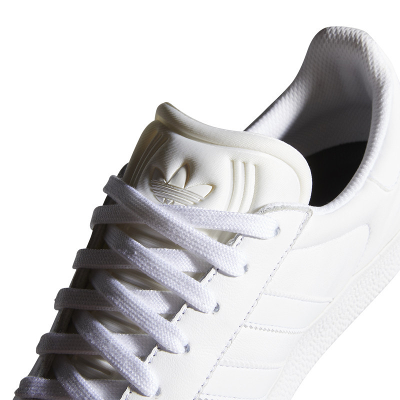 Zapatillas Adidas: Gazelle Adv (Ftwr Wht Ftwr Wht Gold)