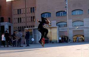 Skater en la plaza del Macba en Barcelona