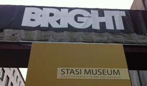 Cartel de la Bright junto al Museo de la Stasi en Berlín