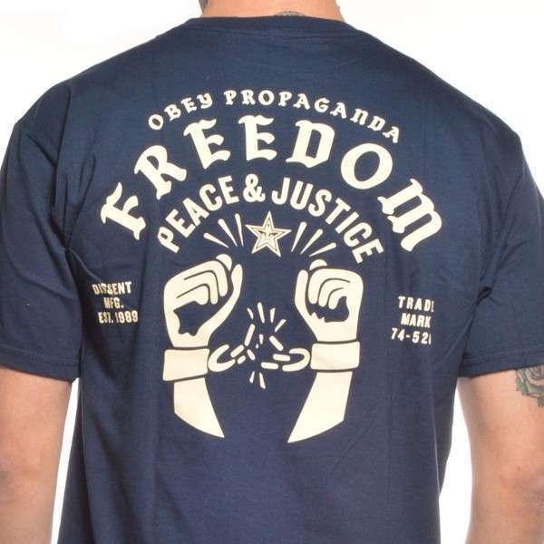 Camiseta azul con el original dibujo de unas cadenas rompiéndose, de Obey