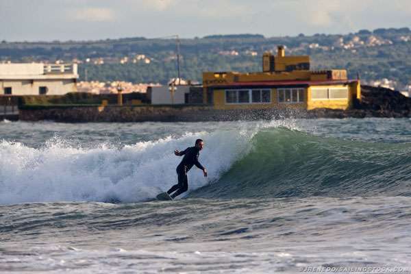 Pedro surfeando