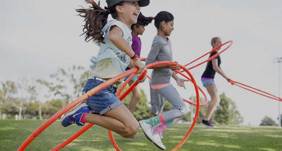 Unos niños se divierten durante una de las actividades organizadas por Nike