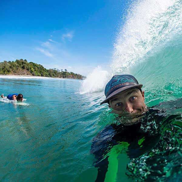 Ricky Lesser surfeando con la gorra puesta