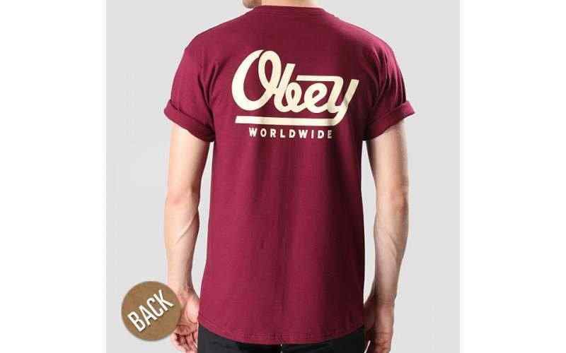 Camisetas y sudaderas con el logo a la espalda, ¿preparados para girar la cabeza?